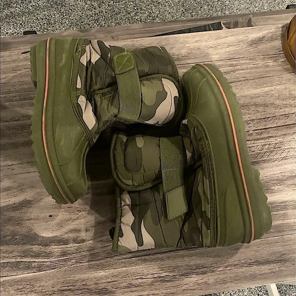 💥The Children’s Place Camouflage Boots Size 4